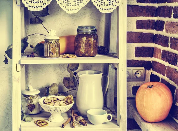 Elegante Houten Plank Met Glaswerk Keramiek Gedroogde Vruchten Courgette Pompoen — Stockfoto