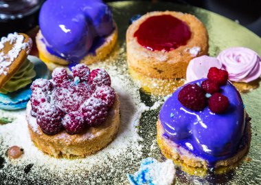 Taze tatlı meyveler ile bir tepsi üzerinde kek dekore edilmiş taze çilek ile. Meyveli lezzetli bisküvi