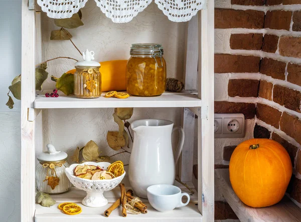 Elegante Estante Madera Con Cristalería Cerámica Frutos Secos Calabacín Calabaza — Foto de Stock