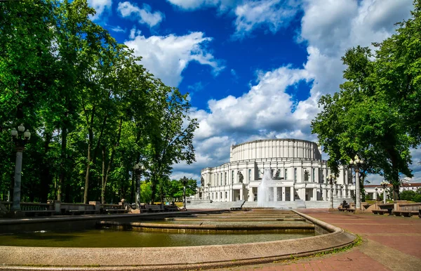 Minsk, Beyaz Rusya, mimari, 06-05-2018, ulusal akademik Bolşoy Opera ve Bale Tiyatrosu, editoria