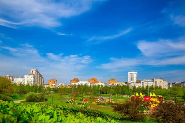 Minsk, Beyaz Rusya, modern mimarisi ve şehir park boyunca Gorodetska Street, mimari karmaşık 