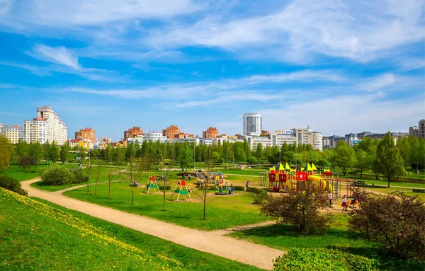 Minsk, Beyaz Rusya, modern mimarisi ve şehir park boyunca Gorodetska Street, mimari karmaşık 