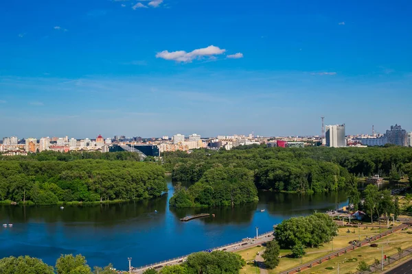 Minsk Beyaz Rusya - 06-09-2018, Komsomolskoye göl ve kentin şehir panoraması, üstten görünüm, içerik fon karşı Pobediteley Caddesi üzerinde Şehir Parkı