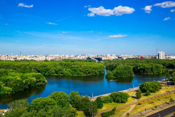 Minsk Beyaz Rusya - 06-09-2018, Komsomolskoye göl ve kentin şehir panoraması, üstten görünüm, içerik fon karşı Pobediteley Caddesi üzerinde Şehir Parkı