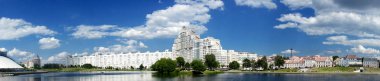 Minsk, Beyaz Rusya, 05-25-2018 yıl: modern beyaz inşaat-Starozhovskoj Street, Nemigu nehir Svisloch, editör ile görünümünü panoramik görünüm