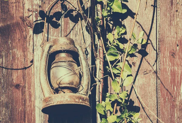 さびた 古い灯油ランプ バット に掛かっている古い木製の壁 レトロなスタイルの背景の創造的なイメージ — ストック写真