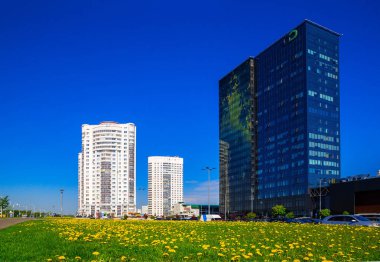 Minsk, Beyaz Rusya, 05-10-2018, modern mimarisi üzerinde arka plan mavi gökyüzü, yeni ev ve ofis binaları, içerik üzerinde sokak Prytytski