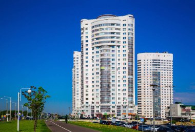 Minsk, Beyaz Rusya, 05-10-2018, mavi gökyüzü, yeni evler, editoryal arka plan üzerinde sokak Prytytski üzerinde modern mimari