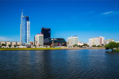 Belarus, Minsk, 1 Temmuz 2017: Royal Plaza iş merkezi arka planda Svisloch nehir ve Minsk Mobil alışveriş Galerisi, içerik çıkabilir Minsk'den şehir görünümünü