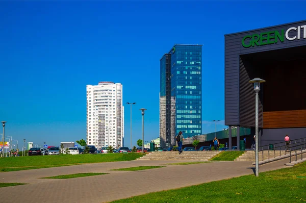 Minsk Bielorrússia 2018 Arquitetura Moderna Rua Prytytski Fundo Céu Azul — Fotografia de Stock