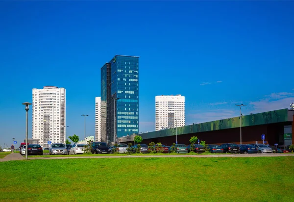 Minsk Bielorrusia 2018 Arquitectura Moderna Calle Prytytski Fondo Del Cielo —  Fotos de Stock