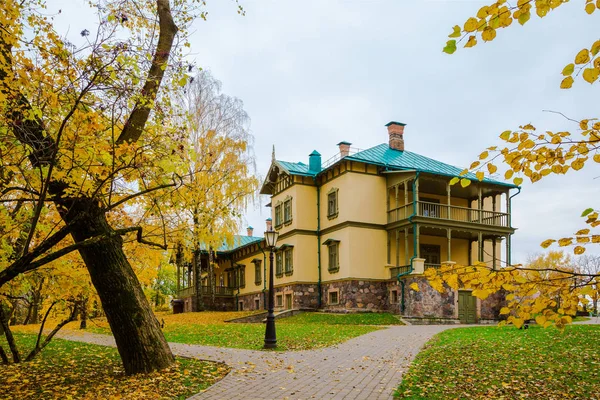 Loschice eski park Emlak Minsk, Beyaz Rusya, altın sonbaharın sarı yaprakları ile sonbahar manzara ağaçlar