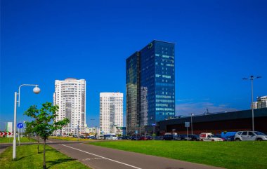 Minsk, Beyaz Rusya, 05-10-2018, modern mimarisi üzerinde arka plan mavi gökyüzü, yeni ev ve ofis binaları, içerik üzerinde sokak Prytytski