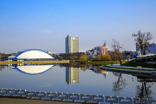 Minsk, Beyaz Rusya, 04-15-2018, modern mimari yapı çok katlı otelin 