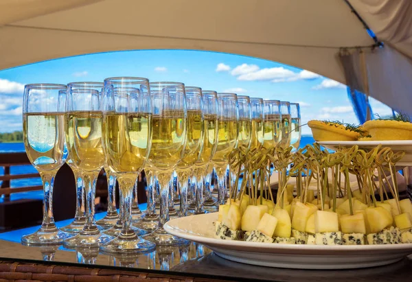 Festive Wine Glasses White Wine Snack Lined Table Blue Sky — Stock Photo, Image