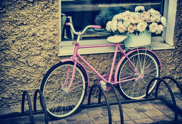 Креативне Фото Старого Рожевого Велосипеда Квітами Стилізоване Зображення Під Ретро — стокове фото