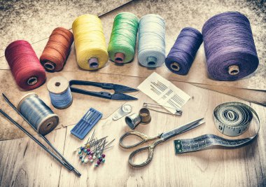 İğne işi ve dikiş dikiş araçlar kümesi. zanaat, hobi. üstten görünüm, retro tarzı