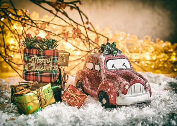 Coche Miniatura Rojo Con Árbol Navidad Regalos Sobre Fondo Blanco — Foto de Stock