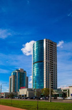Minsk, Beyaz Rusya, 30-09-2018, arka planı mavi gökyüzü, yeni evler, editoryal Dzerzhinsky Caddesi üzerinde modern mimari
