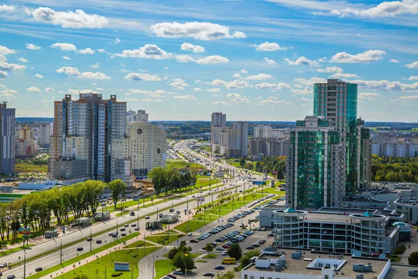 ミンスク ベラルーシ 2018 青い空 新しい住宅 編集からビューに対して ジェルジン スキー通りの近代建築 — ストック写真