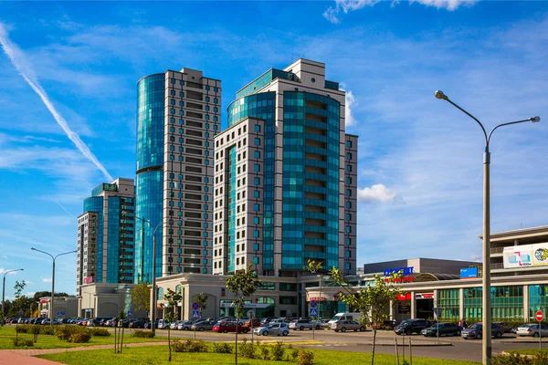 ミンスク ベラルーシ 2018 青い空 新しい住宅 社説の背景 ジェルジン スキー通りの近代建築 — ストック写真