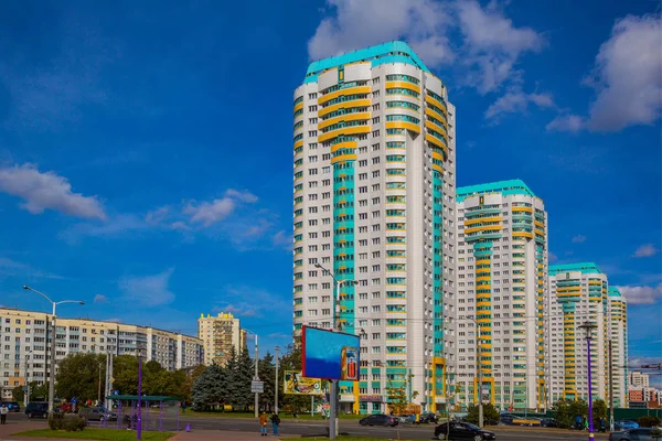 ミンスク ベラルーシ 2018 青い空 新しい住宅 社説の背景 ジェルジン スキー通りの近代建築 — ストック写真
