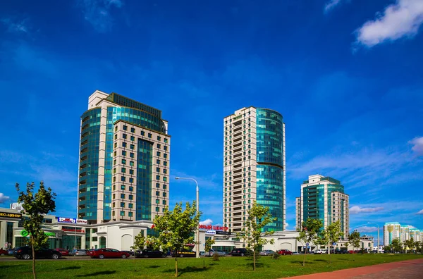 Minsk Bielorrússia 2018 Arquitetura Moderna Avenida Dzerzhinsky Contra Fundo Céu — Fotografia de Stock