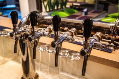 Krom musluk için taslak bira modern bir barda. Bira makinesi detay, bira dispanser, yakın çekim, seçici odak