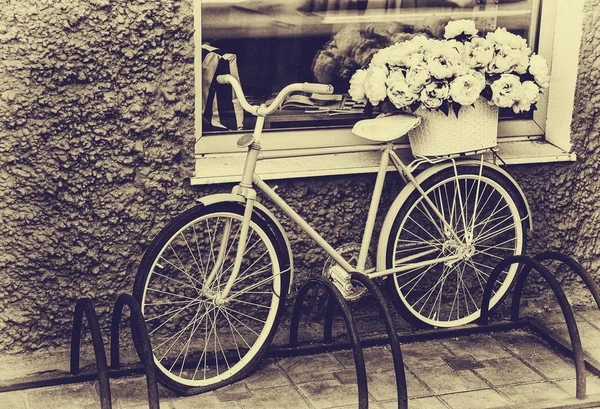 Творческая Фотография Старого Велосипеда Цветами Стилизованные Изображения Стиле Ретро Украшение — стоковое фото