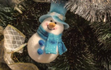 Yaratıcı görüntü güzel üzerinde asılı Noel oyuncaklar Noel ağacı, yılbaşı ruh hali, retro filtre efekti dekore edilmiş. Seçici yaklaşım