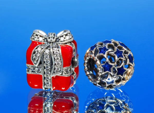 Weihnachtsgeschenk Frauentraum Schmuck Auf Blauem Hintergrund Weihnachtsfeiertagskonzept — Stockfoto