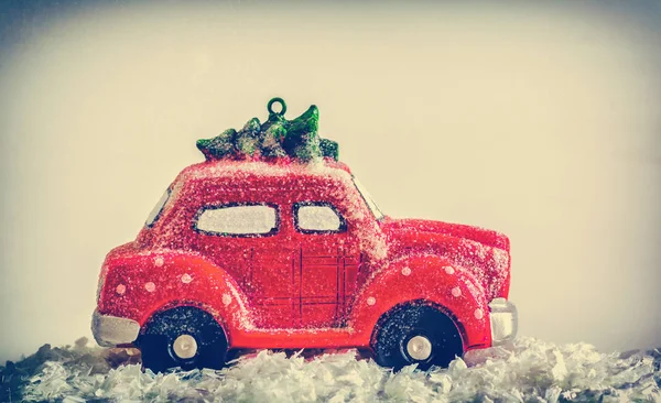 Δημιουργική Εικόνα Του Ένα Κόκκινο Αυτοκίνητο Μινιατούρα Χριστουγεννιάτικο Ένα Χριστουγεννιάτικο — Φωτογραφία Αρχείου