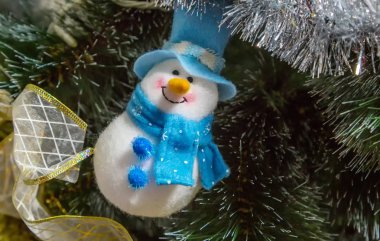 Yaratıcı görüntü güzel üzerinde asılı Noel oyuncaklar Noel ağacı, yılbaşı ruh hali, retro filtre efekti dekore edilmiş. Seçici yaklaşım