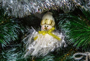 Yaratıcı görüntü güzel üzerinde asılı Noel oyuncaklar Noel ağacı, yılbaşı ruh hali, retro filtre efekti dekore edilmiş. Seçici approac