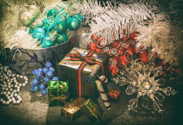 Creatieve Foto Kerstkaart Nieuw Jaar Geschenkdozen Met Geschenken Een Oude — Stockfoto