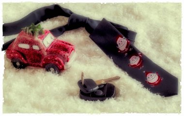 Noel rüya adam, hediye kırmızı araba anahtarları ve metin, seçici odak, beyaz bir arka plan, Noel tatili kavramı, boş alan kravat ile bulanıklık