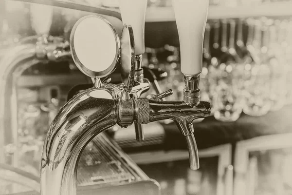 Grifos Cromados Para Cerveza Barril Bar Moderno Detalle Máquina Cerveza —  Fotos de Stock