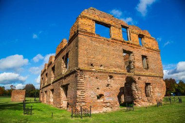Eski mimari. Loschitsky parkındaki bir su değirmeninin kalıntıları. Güzel sarı yaprakları olan ağaçlardan oluşan sonbahar manzarası. Old Manor, Minsk, Belarus, Altın Sonbahar