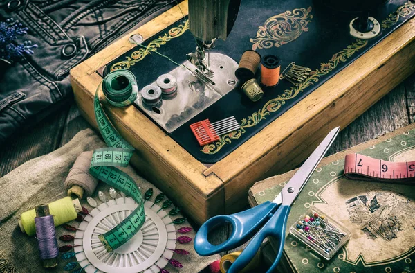 缝纫机和缝纫机的配件 针和裁缝带在桌子上的包扎 缝纫配件的概念 复古汤宁 — 图库照片