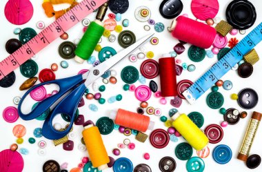 Beyaz arkaplana el yapımı dikiş için aksesuarlar bir makara, makas, düğmeler. Dikiş için hazır. Yukarıdan görüntüle.