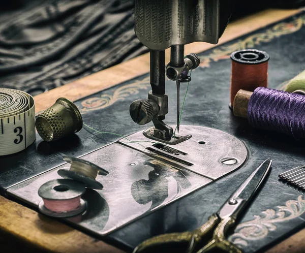 Primer Plano Una Vieja Máquina Coser Accesorios Para Coser Tijeras — Foto de Stock