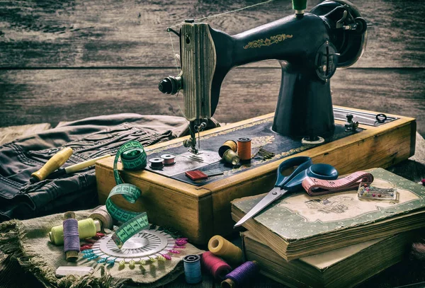 Máquina Costura Antiga Acessórios Para Costura Tesoura Agulhas Fita Adesiva — Fotografia de Stock