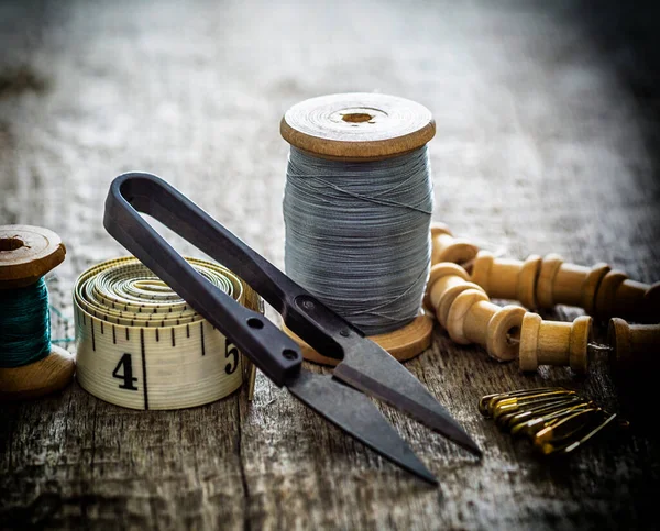 缝纫带工具 顶针和剪子的创造性图像 用于在旧的木制表面上缝纫 有选择的重点 复古风格 — 图库照片