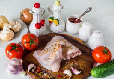 Çiğ tavuk kanadı ve sebze ve baharat. Yemek pişirmek. Malzemeler. Organik et