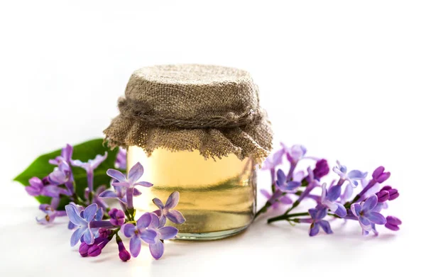 Een Fles Natuurlijke Etherische Olie Van Lila Bloemen Een Witte — Stockfoto