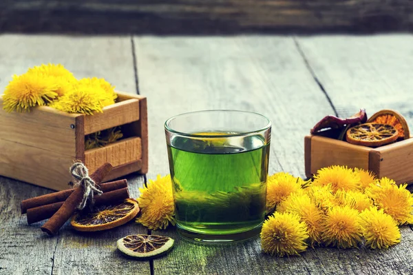 Eine Tasse Gesunden Sud Aus Löwenzahn Therapeutisches Getränk Phytotherapie Retro Stockfoto