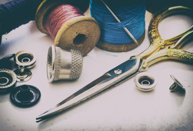 Dikiş malzemeleri ve el dikiş aletleri. Dikiş, iplik, makas dikmek için aksesuarlar, beyaz arka planda. Dikiş seti. Retro tonlama