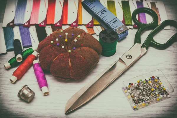 做针线活的各种配件 针织品一套缝纫用品 用于织物和线轴 剪子和顶针复古调音 — 图库照片