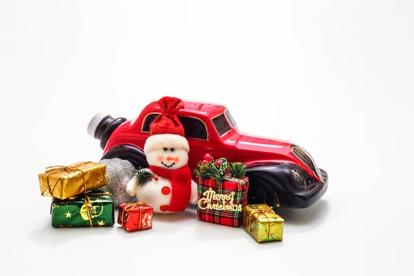 Творчий Різдвяний Образ Червоний Іграшковий Автомобіль Подарунками Білому Тлі Святкування — стокове фото