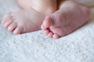 Yeni doğmuş ayak seçici bir odak ile yan yatar.